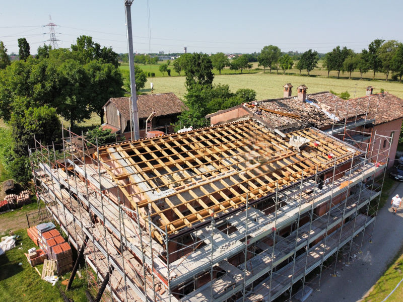 Progettazione e realizzazione di un tetto in legno durante le fasi di cantiere