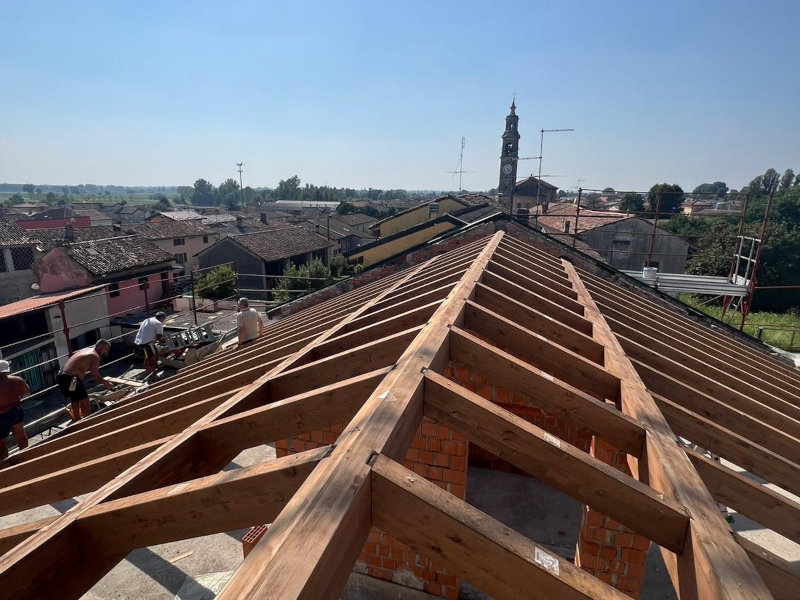 Struttura portante di un tetto in legno durante la fase di realizzazione